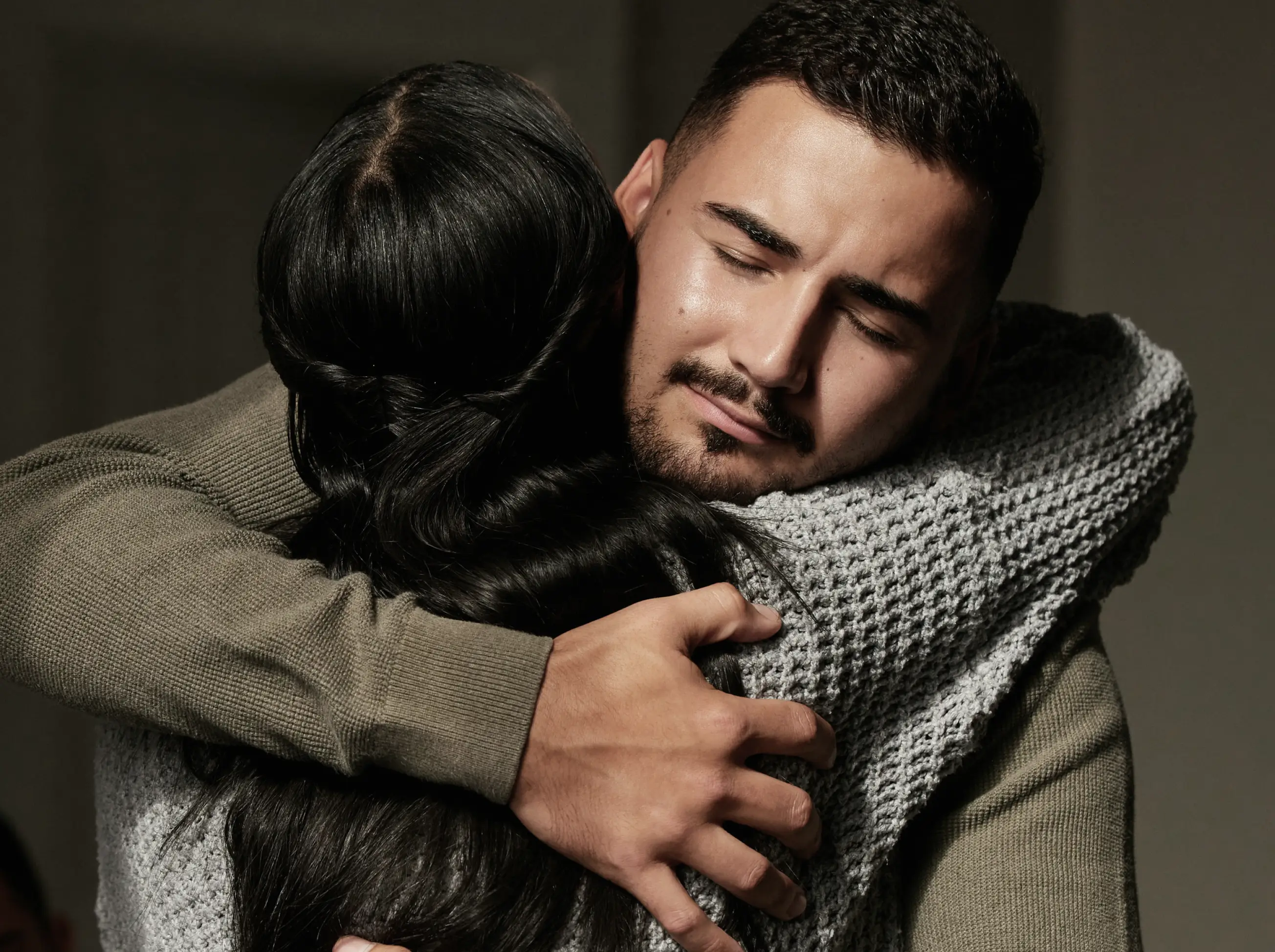 Homem e mulher se abraçando